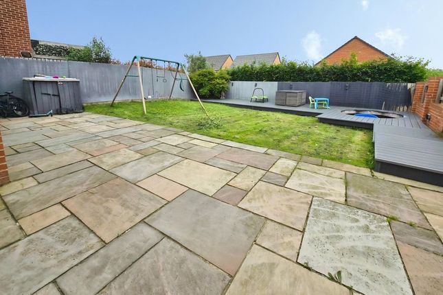37, Longmeadows, Bedlington photo 5