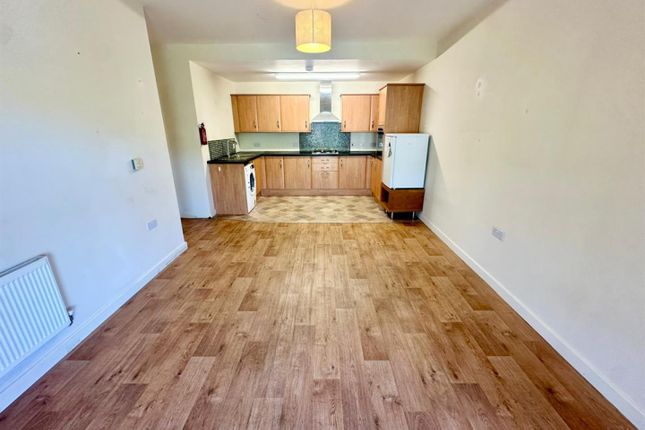 211, Mariners Court, Swansea photo 4