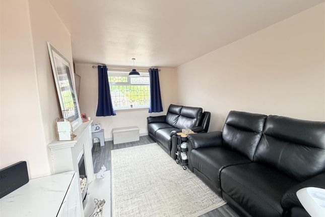 19, Mountbatten Avenue, Dukinfield photo 3