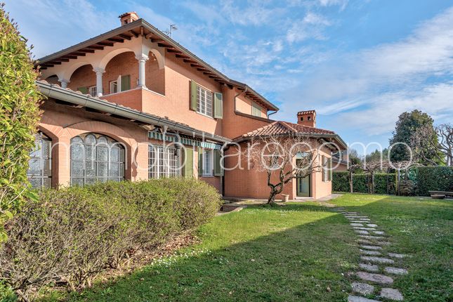 Villa for sale in Como, Casnate Con Bernate, Como, Lombardy, Italy