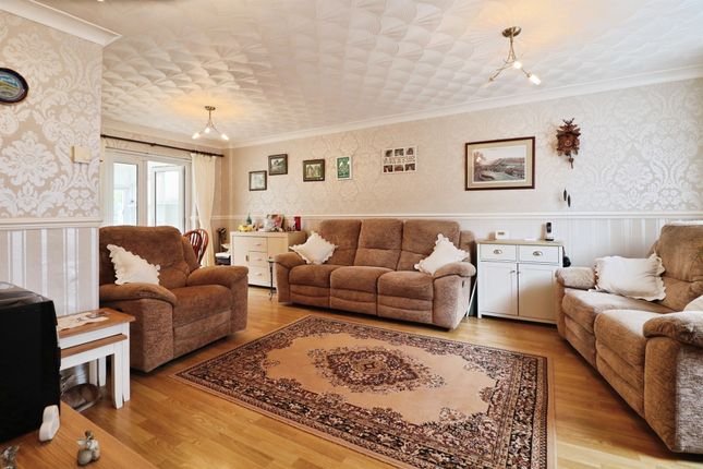 32, Arfonfab Crescent, Pontypridd photo 2