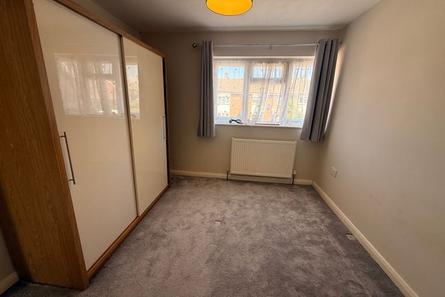 5, Leaf Road, Houghton Regis photo 3