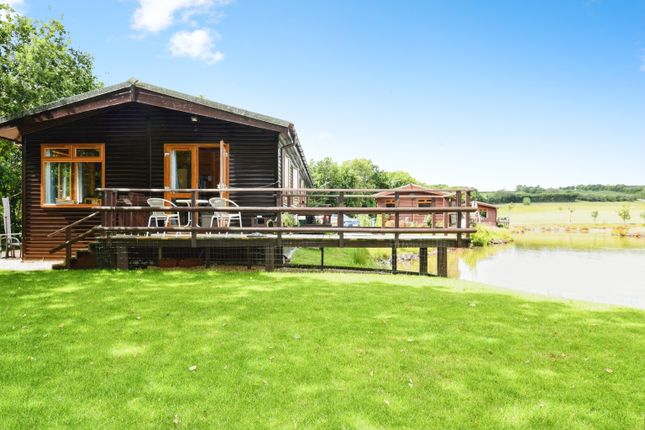 3-bed caravan on Lodge 3, Orchard Lakes, Hatherleigh Road, Winkleigh, £190,000
