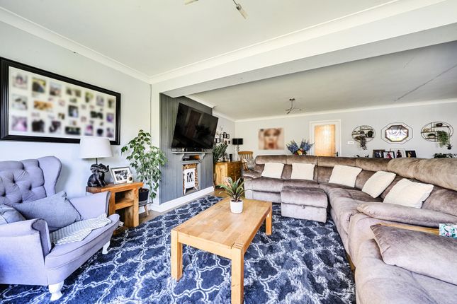 5, Kidworth Close, Horley photo 2