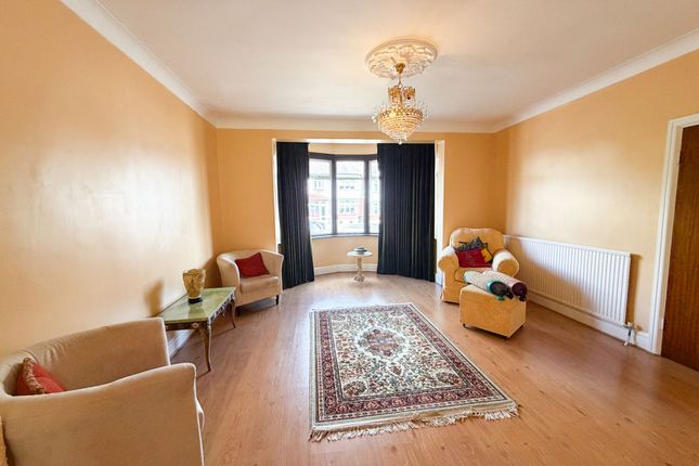 10 Langley Crescent, London photo 2