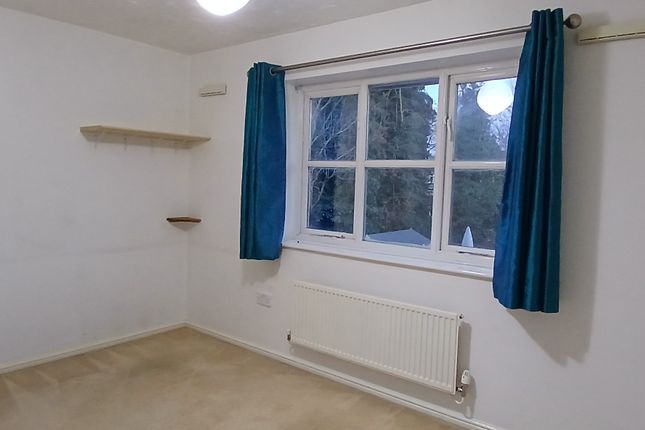 Hurworth Avenue, Slough photo 4