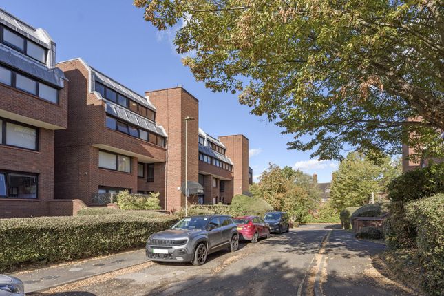 123, Britten Close, London photo 3