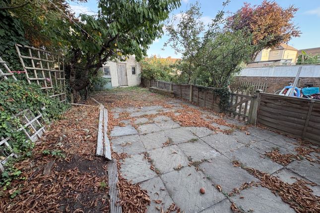 29, Bankside, Southall photo 3
