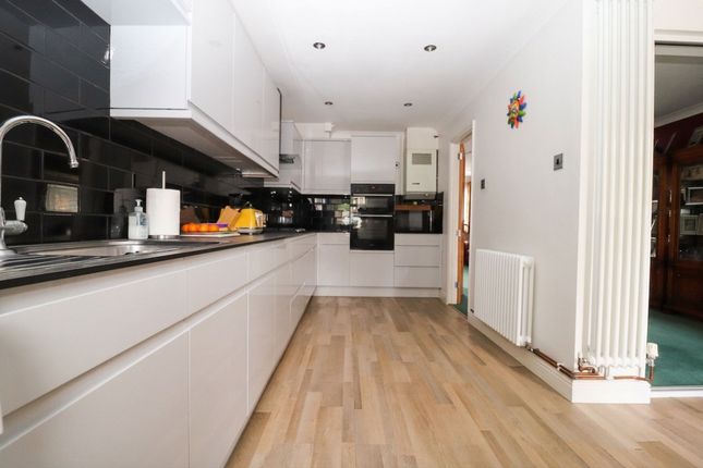 2 Dyram Close, Eastleigh photo 2