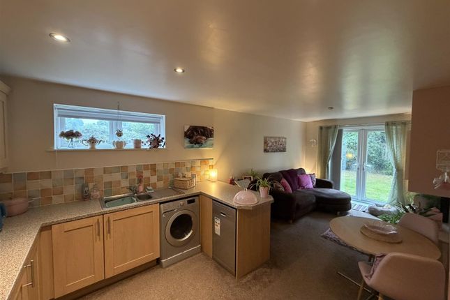 Flat 3, 21, The Plantations, Bradford photo 4