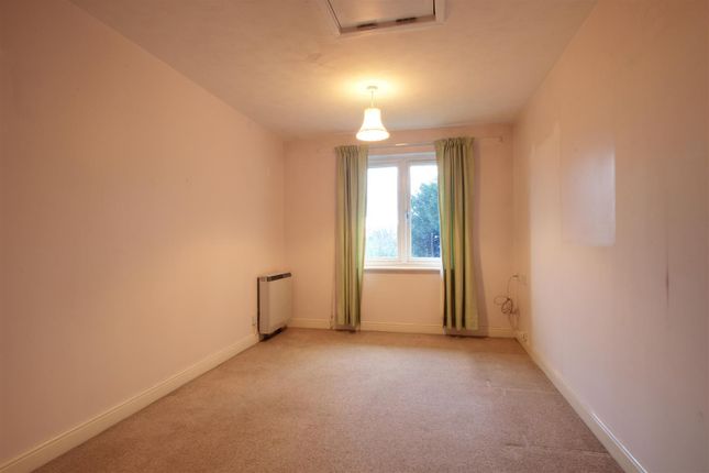 Flat for sale in Church Lane, Kings Langley