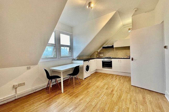 Second Floor Flat, Bounds Green Road, London photo 2