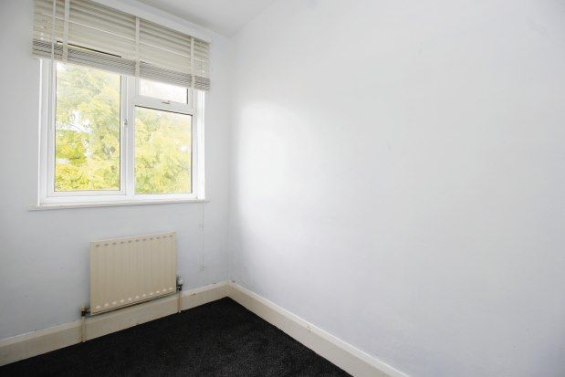 Flat to rent in Eastcote Grove, Southend-On-Sea