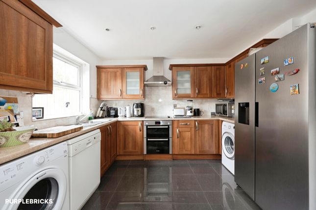 61, Thorneycroft Close, Walton-on-Thames photo 4
