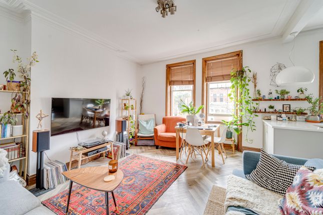 Flat for sale in Cecile Park, London