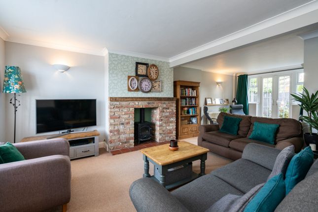 2, Bishops Mead, Boxmoor photo 3