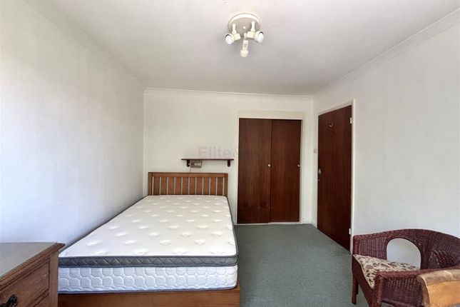 Room 2, 10, Thornton Dene, Beckenham photo 3