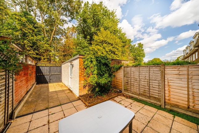 96, Gainsborough Court, Walton-On-Thames photo 4