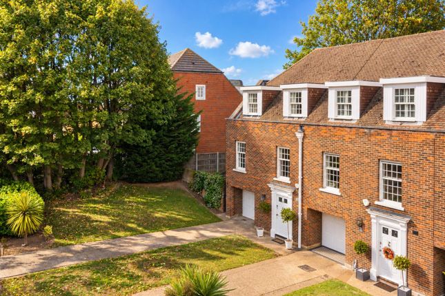 8, Rectory Garth, Rayleigh photo 2