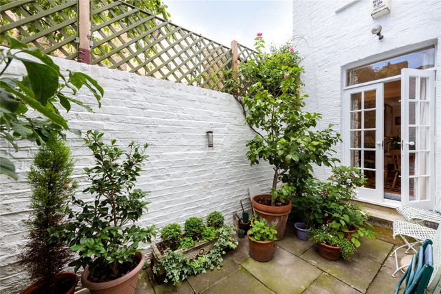 Mews house for sale in Addison Place, Holland Park, London