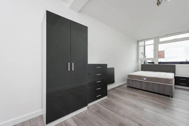 Flat to rent in Rotherhithe New Road, Rotherhithe, London