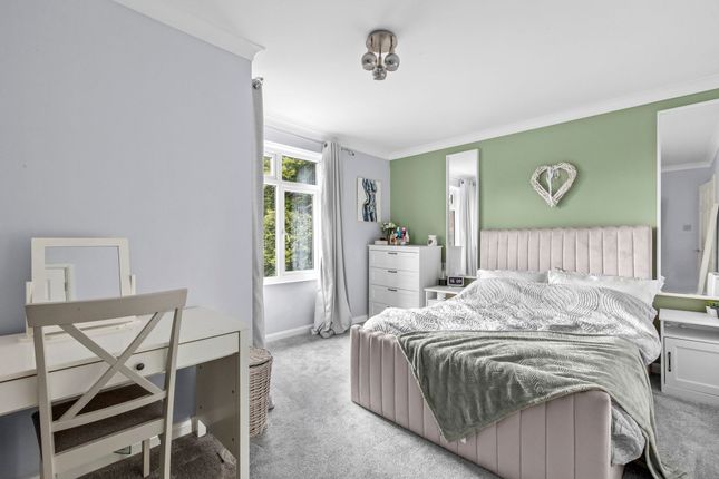 10 Beech Close, High Wycombe photo 4
