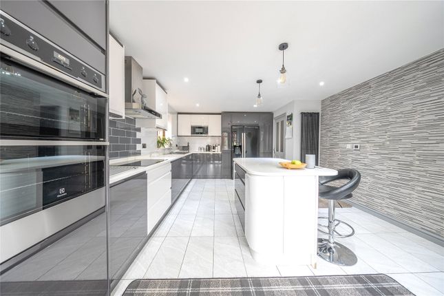 8, Oakhall Park, Wakefield photo 4