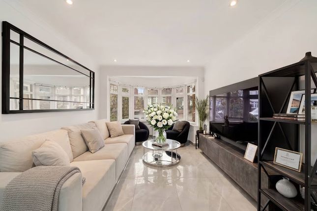 Bright & Spacious 3-Bed Home with Free Parking, Mount Park Road, Eastcote photo 4