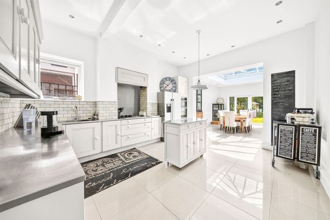 14 Kings Avenue, Woodford Green photo 3