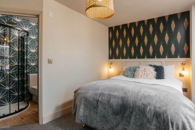 6-bed house on 15, Russell Rise, Luton, £515,000