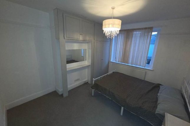 Aldborough Road South, Ilford photo 3