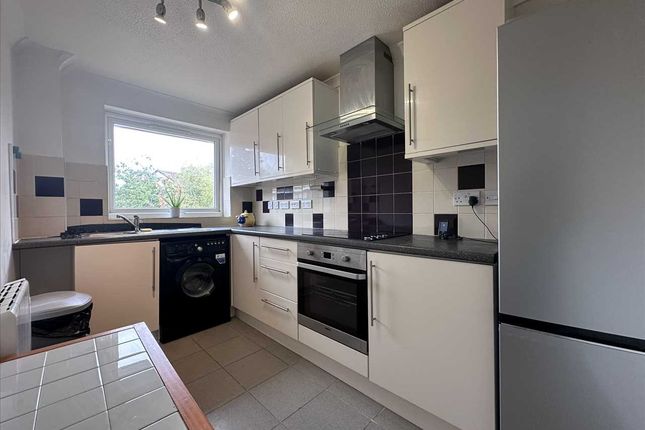 50, Oakley Close, Isleworth photo 3