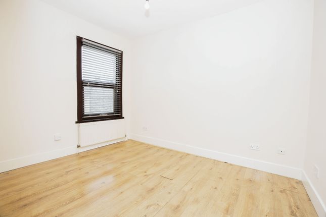 Flat to rent in Creighton Avenue, London
