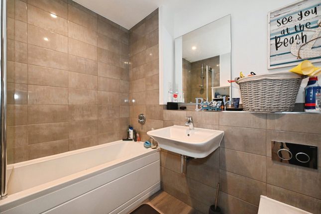 Flat 6, Rowan Court, 41, Lockhart Drive, Berkshire photo 4