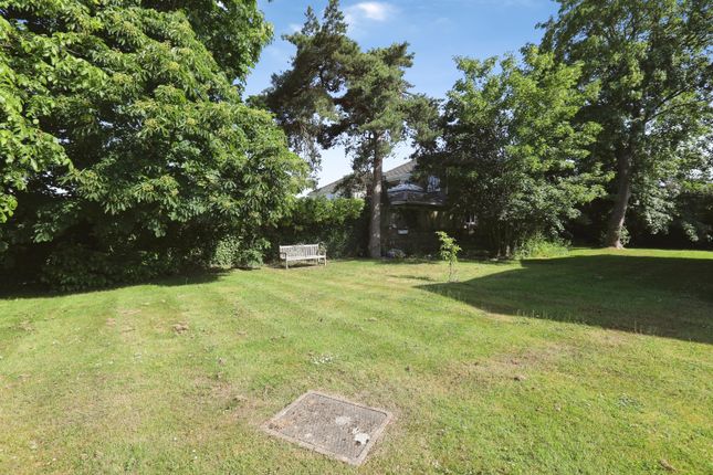 23, Abbotsbury Court, Horsham photo 3