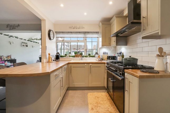 15 Oakbank Avenue, Walton-On-Thames photo 2