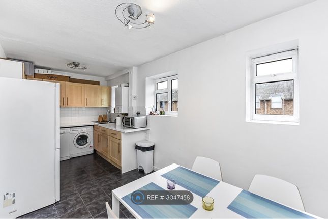 Flat, Chelsea Manor Court Chelsea Manor St, London photo 4