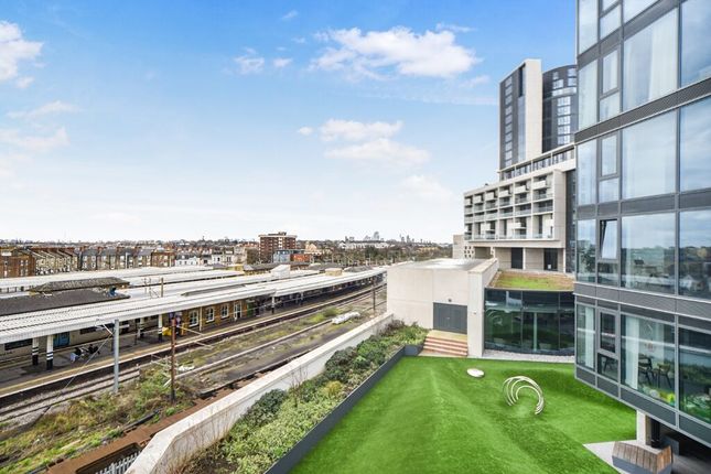 Flat for sale in City North East Tower, Finsbury Park