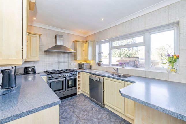 9, Heather Rise, Bushey photo 2