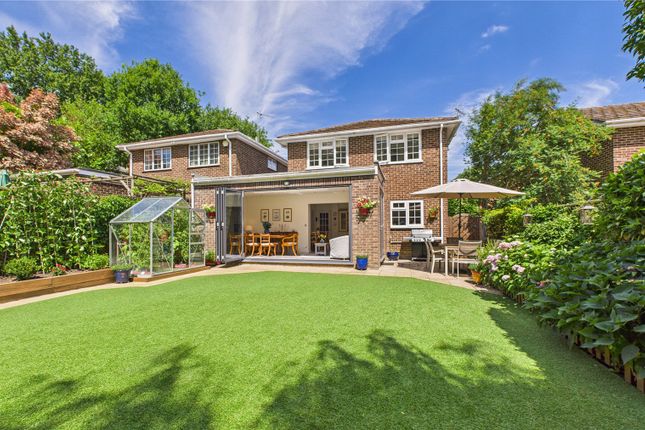 4, Atfield Grove, Surrey photo 2