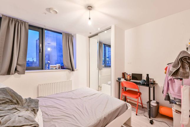 Flat for sale in Fusion Building, Docklands, London