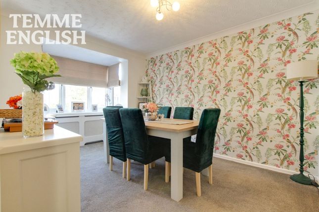 16 Frerichs Close, Wickford photo 5