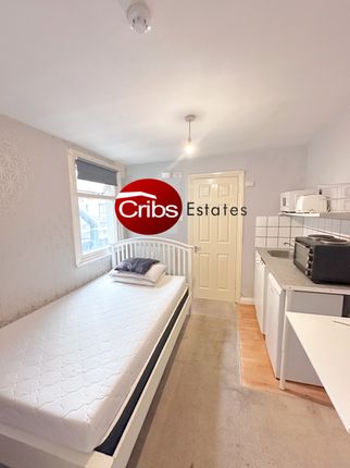 Studio Flat Available In Queens Road Se15 (Couple)