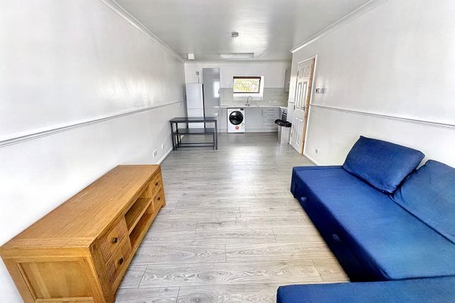Flat to rent in Magpie Close, Forest Gate