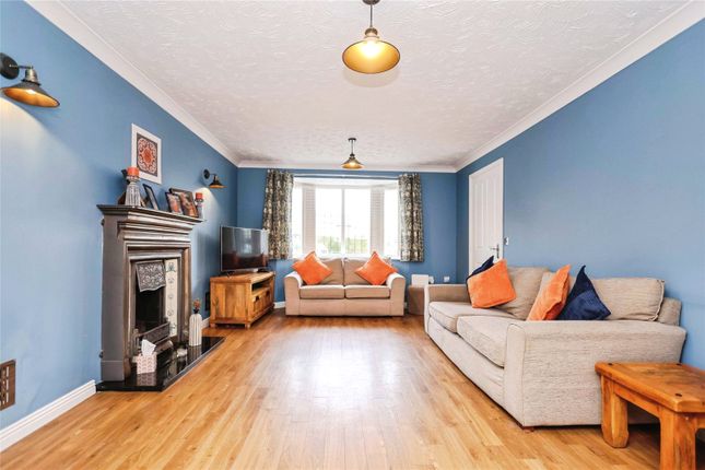 35, Maple Leaf Drive, West Midlands photo 2