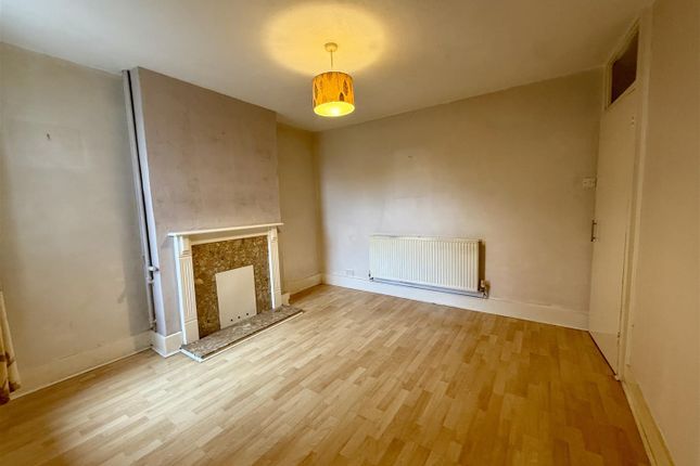 84, Frogmore Road, Camberley photo 4