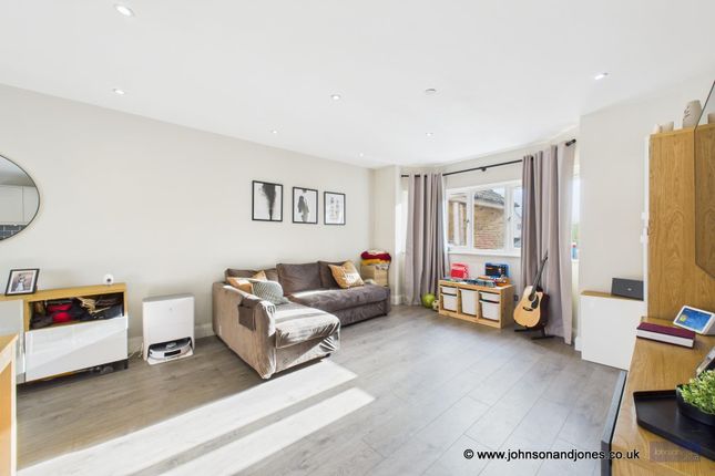 Apartment 5 Mead Court, Gogmore Lane, Chertsey photo 4
