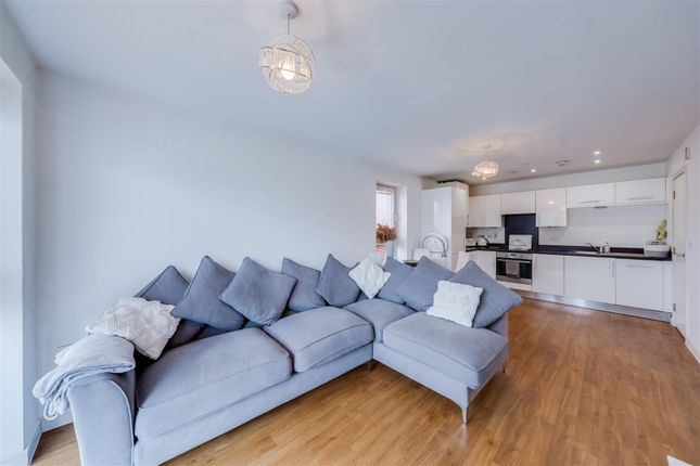 105, Alcock Crescent, Dartford photo 2