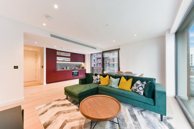 Flat for sale in Viaduct Gardens, London