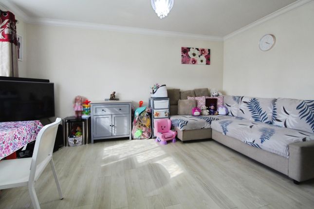 25, Grampian Way, Slough photo 3